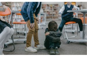 NIño siendo acosado por otros niños